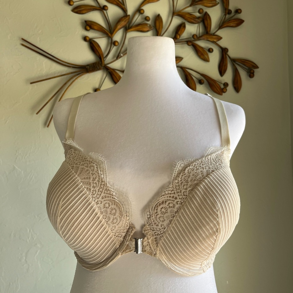 (EUC)Victoria's Secret Beige Lace Bra Size 34DDD